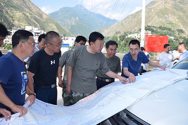 俞成辉先后深入南峪乡水位监测点,南峪水电站及江顶崖滑坡体监测点,实